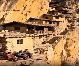 معماری خلاقانه؛ خونه پله ای ساختن تو یه ارتفاعی از کوه که بزکوهی با میلیون دلار نمیره