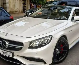 شکار محمدرضا گلزار در اندرزگو با مرسدس بنز 8 میلیاردی!