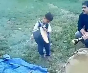 آواز محلی؛ نیم وجبی های قد و نیم قد یکی میزنه و اون یکی میرقصه دل غشه میگیری