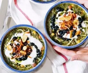 طرز تهیه یه آش رشته جاافتاده و خوشمزه؛ سیر داغ و پیاز داغ شو اینجوری درست کنید