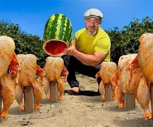 غذای هندوانه ای؛ بعد از اینکه جوجه رو کلی طعم دار کردن تو هندوانه بریان می کنن