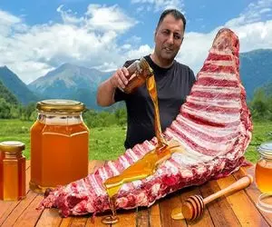غذای غول پیکر؛ دنده  25 تنی گاومیش رو با عسل کوهستانی مزه دار و کباب کرد