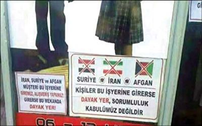 (عکس) بنر جنجالی و توهین به ایرانی ها در مغازه های ترکیه!