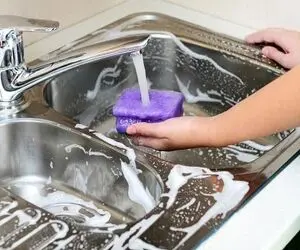 ترفندای خونگی واسه تمیز کردن سینک؛ با این روش ها یه رنگ و لعاب تازه به آشپزخونه بده!