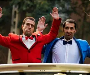 سکانس خندان/هادی کاظمی تو عروسی دست علی اوجی رو میگیره میاره وسط/پشت صحنه مرد از خنده