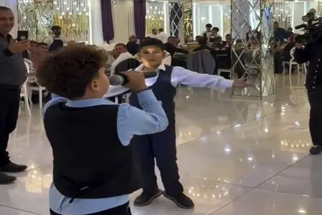 آواز شادونه؛ پسربچه انقد قشنگ من آتامین لیاقتی اوغلیام میخونه بقیه بچه ها حسودیشون شد