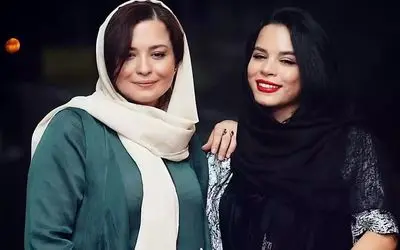 آواز معروفا؛ گیتار زدن دلبرانه مهراوه که حال نداره ولی چیزی از حرفه ای بودنش کم نکرد