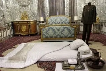 سفر به ایام قدیم سال 1340؛ عکس اتاق خواب پر زرق و برق فرح پهلوی