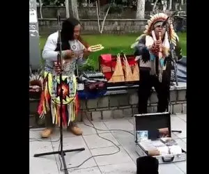 آواز خیابانی؛ این سرخ پوستها رو نگاه آقاهه دامن پوشیده برای آهنگ زدن تو ایران چی میگن