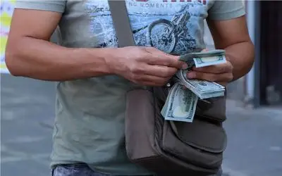 سکوت سنگین در بازار ارز / وقت خرید دلار است؟