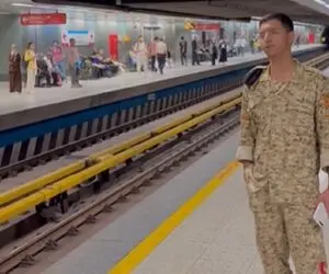 آواز پر طمطراق؛ ای خدا سرباز خجالتی تو ایستگاه مترو شروع کرد خوندن چه قدرت صدایی داره