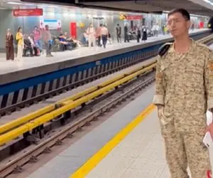 آواز پر طمطراق؛ ای خدا سرباز خجالتی تو ایستگاه مترو شروع کرد خوندن چه قدرت صدایی داره