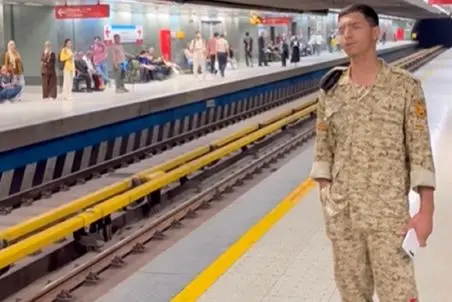 آواز پر طمطراق؛ ای خدا سرباز خجالتی تو ایستگاه مترو شروع کرد خوندن چه قدرت صدایی داره