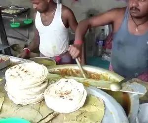 غذای خیابانی ؛ آخه چی تو مغز هندیا میگذره که انقدر کثیف غذا درست میکنن ولی چه لذیذ