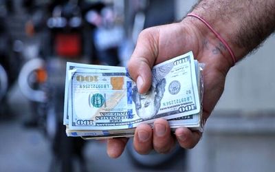 بازار ارز تهران در حالت آماده باش؛ قیمت دلار سقوط می کند؟