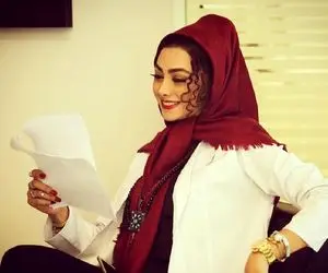 ژست خاص و آتلیه ای خانم بازیگر با کت جین!