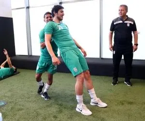 (عکس) سردار آزمون و مهدی قایدی تماشاگران ویژه استقلال - پاختاکور