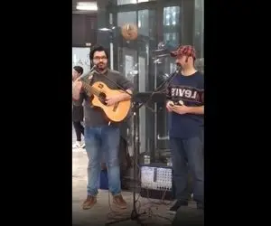 آواز خیابانی؛ ببینید این دو پسر چطور پر احساس آهنگ مرداب رو میخونن ملت احساسی شدن