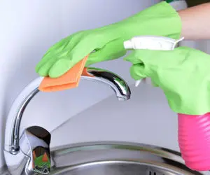 ترفندای خونگی واسه تمیز کردن شیرآلات؛ اینجوری لکه مَکه هاشو آنَن فانن دود کن بره هوا!