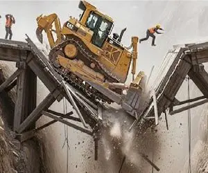 جا به جایی جانکاه؛ اپراتور بیل مکانیکی هرچی نبایده انجام میده بفنا بره