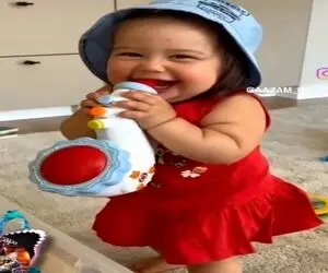 آواز شاد؛ دختر گرد و قلمبه فوت میکنه تو ساز آهنگ میزنه غش غش میخنده میخوای بچلونیش