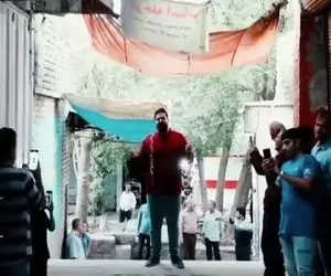 آواز دلی؛ وحید موسوی وسط بازار آهنگ لری بیا رو میخونه مردا دورش کردن براش لاتی میرقصن