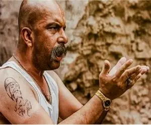 سکانس خندان/علیمردانی با عباس اومد تو موزه جمشیدی فرو از درون پاچونده