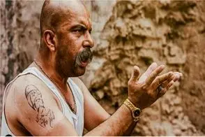 سکانس خندان/علیمردانی با عباس اومد تو موزه جمشیدی فرو از درون پاچونده