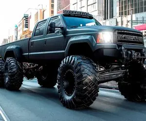 ماشین لوکس؛ بزرگترین جیپ هیولایی با 6تا چرخ آجدار از چرم کومودو و آهن قلیایی ساختن