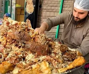 غذای خیابانی ؛ کوهی از پلوی طلایی جذاب که رو گاری و کنار چهارراه می فروشن اونم تو مشما