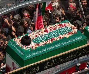 تصویر تازه از خودروی حامل پیکر مطهر رهبر شهید انقلاب در نجف؛ استقبال باشکوه مردم عراق