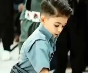 آواز شاد؛ کل وجود این پسر 2 اینچ نیست چه قشنگ با دستمال کردی میرقصه جوجه ماشینی