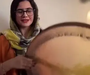 آواز اصیل؛ این بانو اول مدل مبتدی دف میزنه بعد حرفه ای و نشون میده چقدر فرقشه