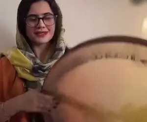 آواز اصیل؛ این بانو اول مدل مبتدی دف میزنه بعد حرفه ای و نشون میده چقدر فرقشه