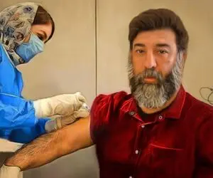 طراحی غم انگیز احسان شعبانی از علی انصاریان در حال زدن واکسن کرونا