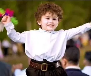 آواز محلی؛ پسرک دوستداشتنی مو فرفری با آهنگ چوقا چوقا بختیاری چه رقصی میکنه