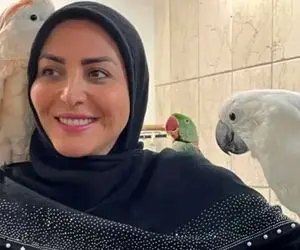 ژست خندان المیرا شریفی‌مقدم در کنار یک شتر