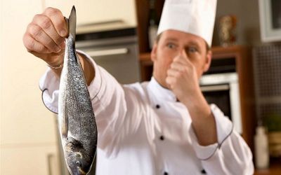 چند روش ساده برای از بین بردن بوی بد ماهی هنگام تمیز کردن و طبخ آن