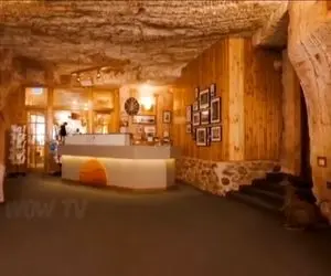 معماری خلاقانه / کاخ ساختن فول امکانات زیر زمین که ورودیش کوهه تو جنگ و سیل در امانه