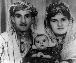 آواز محلی؛ دختر حسن زیرک با لباس محلی رفته سرمزار ماموستا اشک میریزه با آهنگش