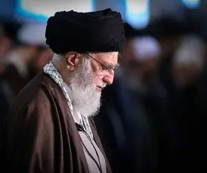 (ویدیو) اقامه نماز رهبر انقلاب بر پیکر رئیس جمهور و همراهان