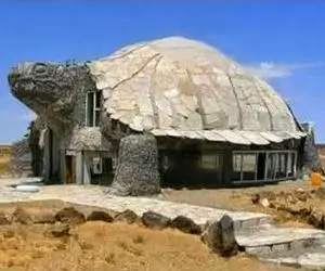 معماری خلاقانه؛ وسط بیابون زیر لاک لاک پشت غول پیکر خونه ساخته آفتاب سوخته نشه