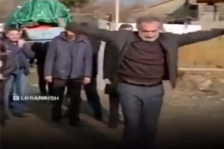 آواز داغدار؛ مرد جلو تابوت دخترش جای عروسیش میرقصه سردت میشه از شدت غمش