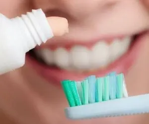 قبل از صبحانه مسواک بزنیم یا بعد از صبحانه؟