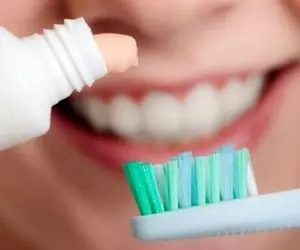 قبل از صبحانه مسواک بزنیم یا بعد از صبحانه؟