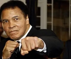 (ویدئو) حرکت شگفت‌انگیز محمدعلی کلی به احترام پیامبر اسلام (ص) در قلب آمریکا