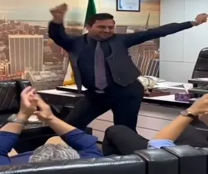 آواز شاد؛ مرد بهش میاد سمینار علمی بذاره ولی رفقاشو دیده اختیار از کف داده رقصو برم