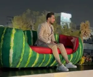 آواز شاد؛ دوماد یه کامیون هدیه یلدایی حاضر کرده نشسته با میکروفون برا عروس میخونه