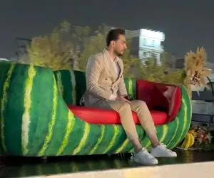 آواز شاد؛ دوماد یه کامیون هدیه یلدایی حاضر کرده نشسته با میکروفون برا عروس میخونه