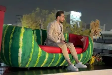 آواز شاد؛ دوماد یه کامیون هدیه یلدایی حاضر کرده نشسته با میکروفون برا عروس میخونه